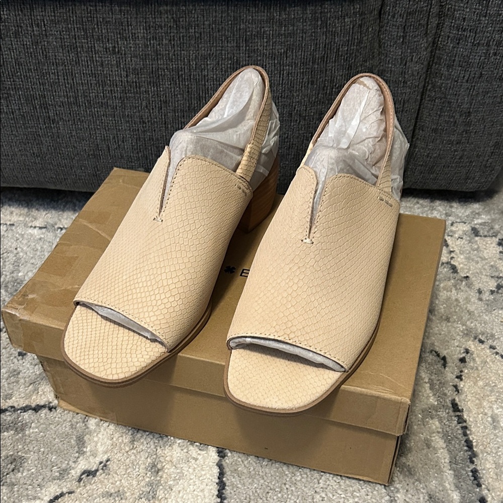 Lucky Brand Warm Sand Nubuck Peep Toe Sandals